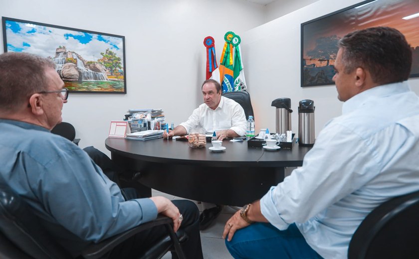 Prefeito Luciano debate revitalização do Morro Santo da Massaranduba com bispo de Penedo