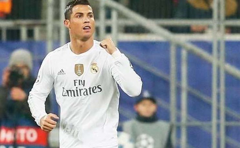 Cristiano Ronaldo vence Bola de Ouro e iguala Messi