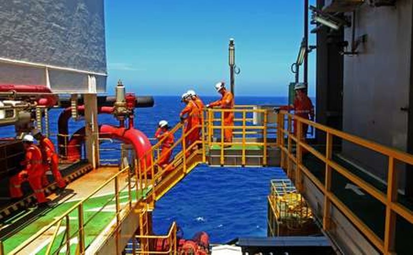 Surto de covid obriga desembarque de dezenas de empregados da Petrobras da P-69