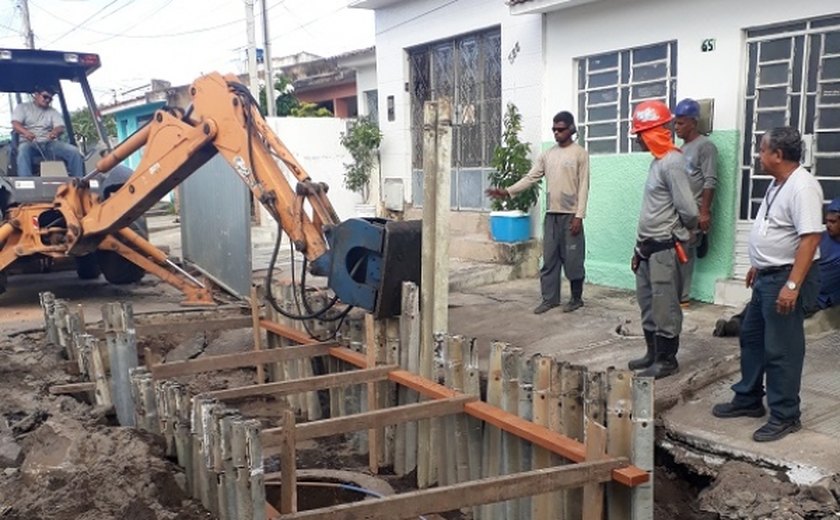 Casal realiza conserto de rede coletora de esgoto no Trapiche da Barra