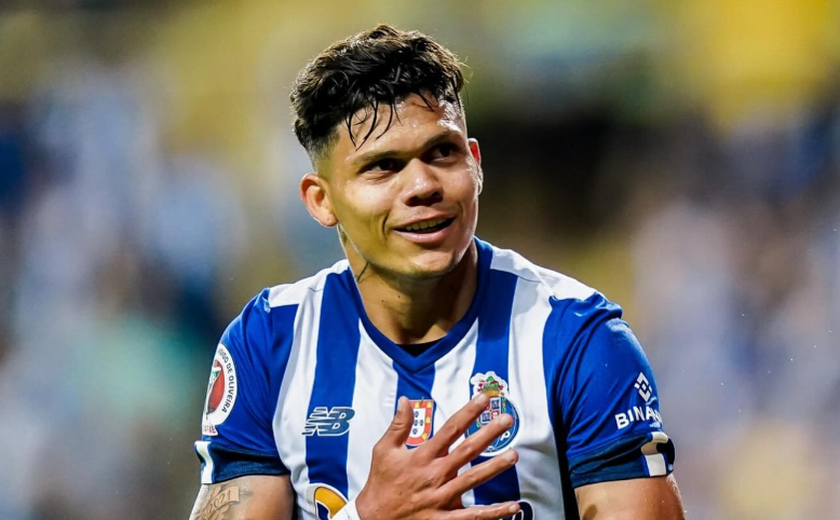 Brasileiro Evanílson desperdiça pênalti na derrota do Bournemouth para o Chelsea no Inglês