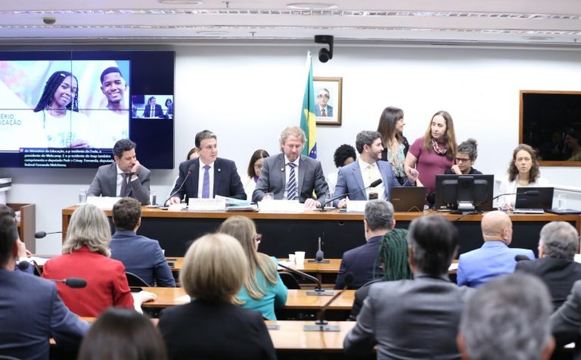 Camilo Santana rebate críticas à proibição de EaD em cursos de saúde e detalha políticas de alfabetização