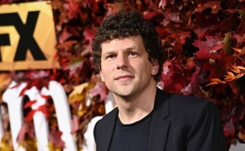Jesse Eisenberg recruta jovens mágicos em trailer de 'Truque de Mestre 3'
