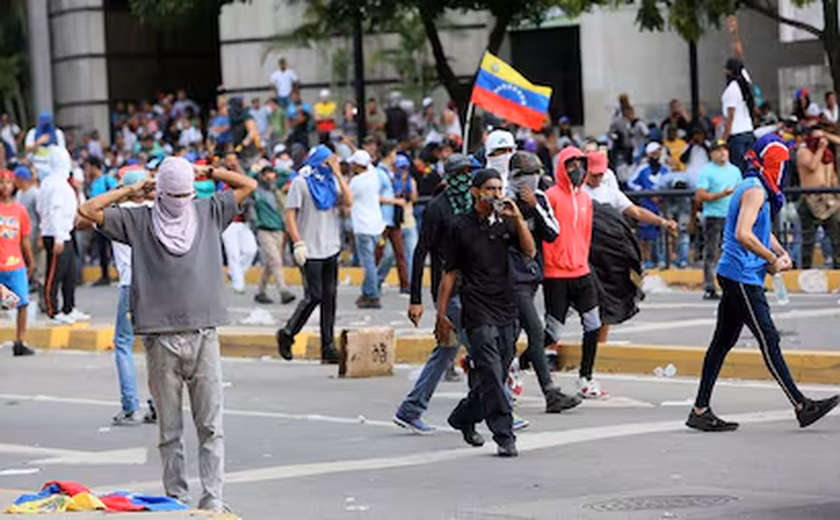 Forças Armadas da Venezuela expressam 'absoluta lealdade' a Maduro e classificam de 'golpe de Estado' protestos contra governo
