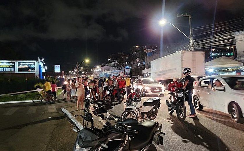 Colisão entre carro e moto deixa feridos na Avenida Leste Oeste