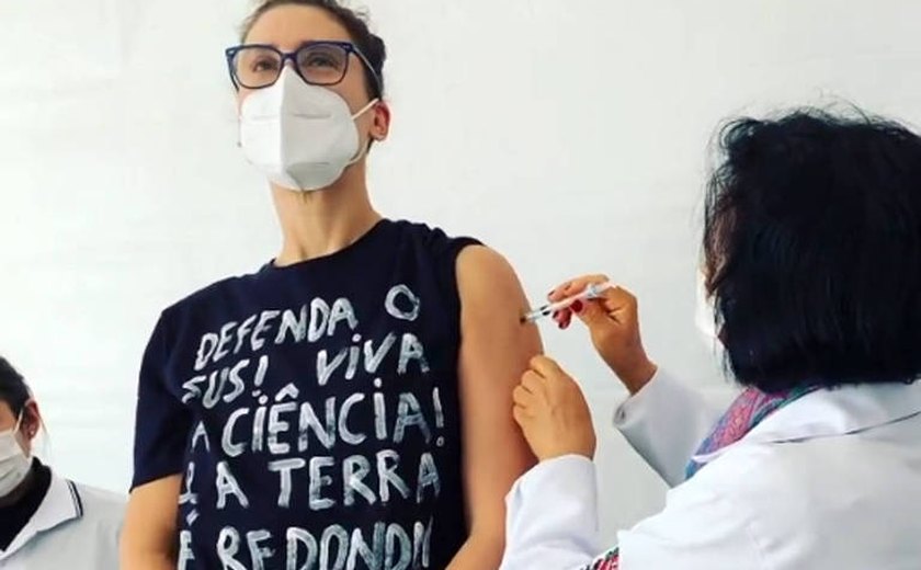 Paola Carosella Se emociona ao ser vacinada contra covid-19
