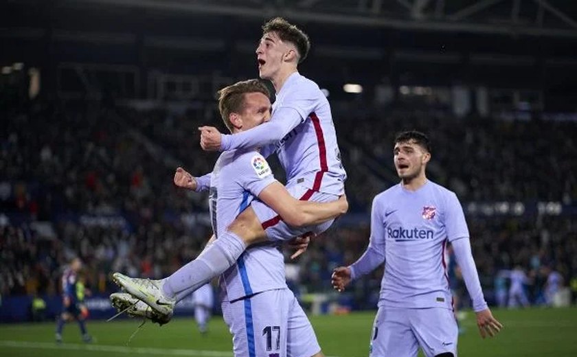 Barcelona sofre, mas marca no fim, vence fora e recupera 2º lugar no Espanhol