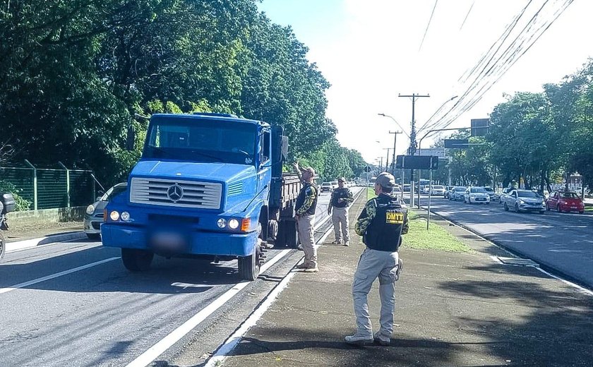 Operação Fluidez autua 23 veículos na Fernandes Lima por circulação irregular