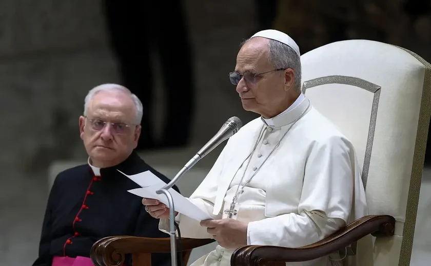 Papa Leão XIV se encontra com vítimas de abuso sexual pela primeira vez em meio a críticas à lentidão da Igreja