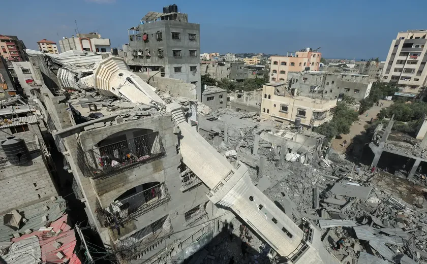Israel bombardeia centro de Gaza e tanques avançam em Rafah