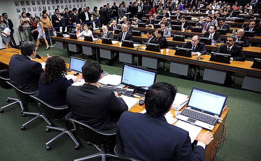 CCJ da Câmara retoma nesta quinta-feira sessão para debater denúncia de corrupção contra Temer