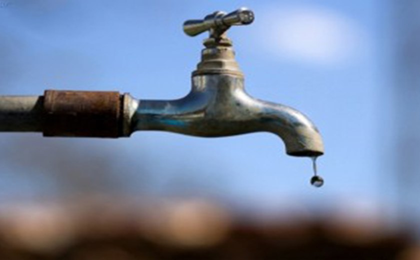 Casal trabalha para restabelecer fornecimento de água em Estrela e Minador do Negrão