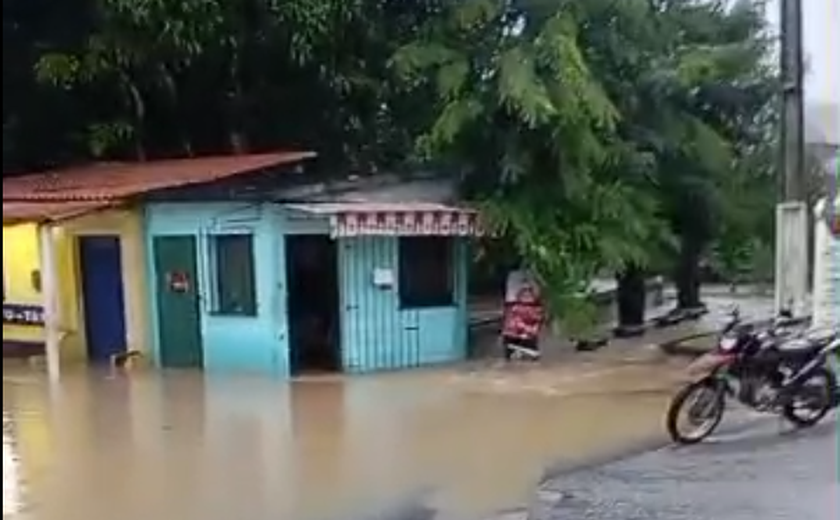 Rio transborda e deixa desabrigados em Flexeiras; Defesa Civil segue em alerta