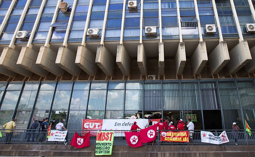 Manifestantes sem-terra ocupam prédio do Incra em Brasília