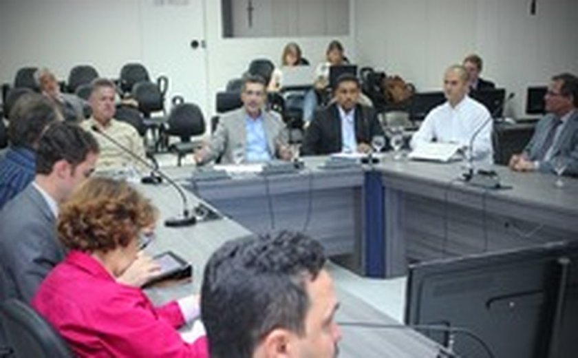 Governo e Grupo Synergy discutem impactos sociais do Estaleiro com instituições