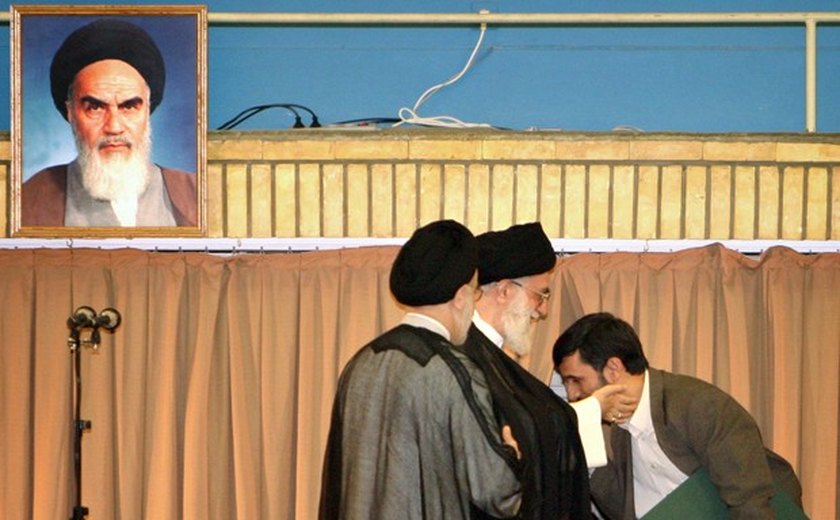 Aiatolá do Irã pede a Ahmadinejad que não seja candidato a presidente