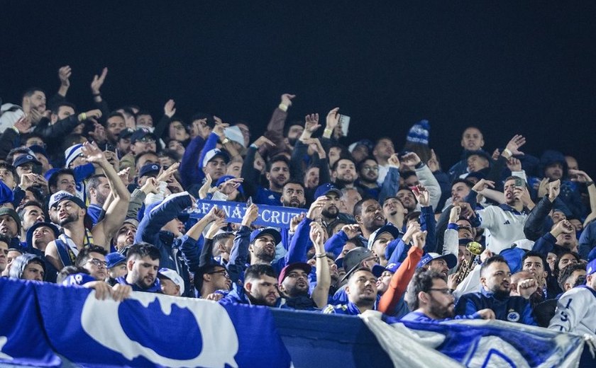 Cruzeirenses são flagrados rasgando notas e atirando em direção a torcedores do Boca Juniors