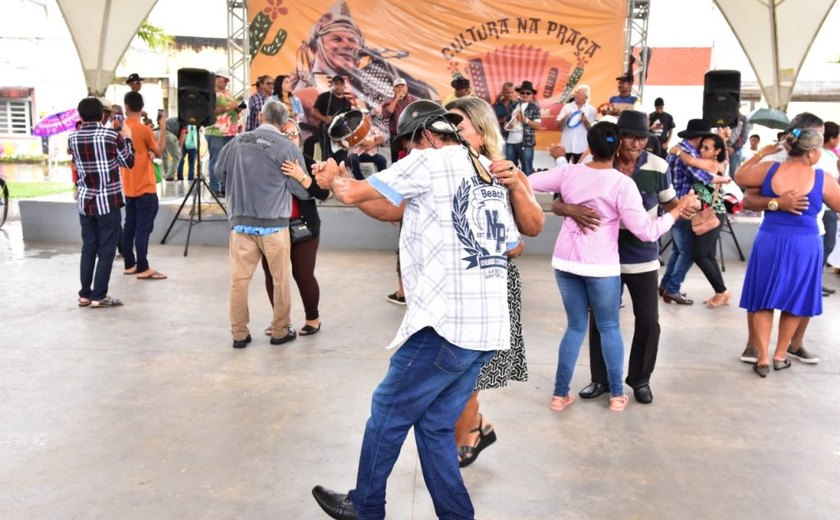 Celebrando 15 anos, Cultura na Praça estreia em Arapiraca com show especial de Sirano e Sirino