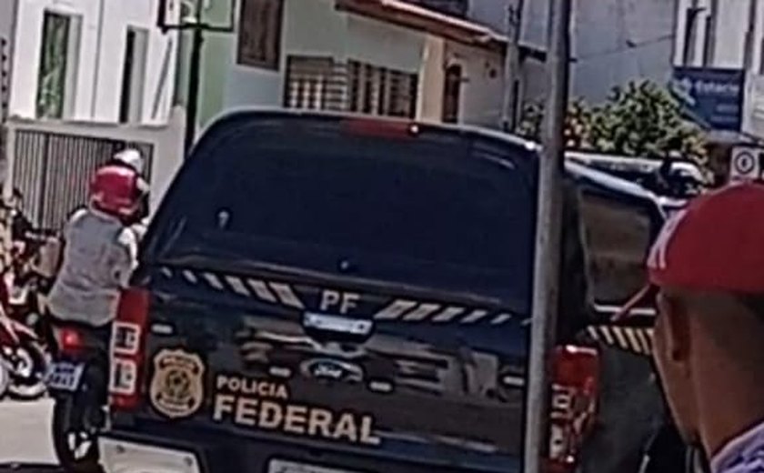Viatura da Polícia Federal é vista em Palmeira dos Índios e gera especulações entre moradores; vídeo