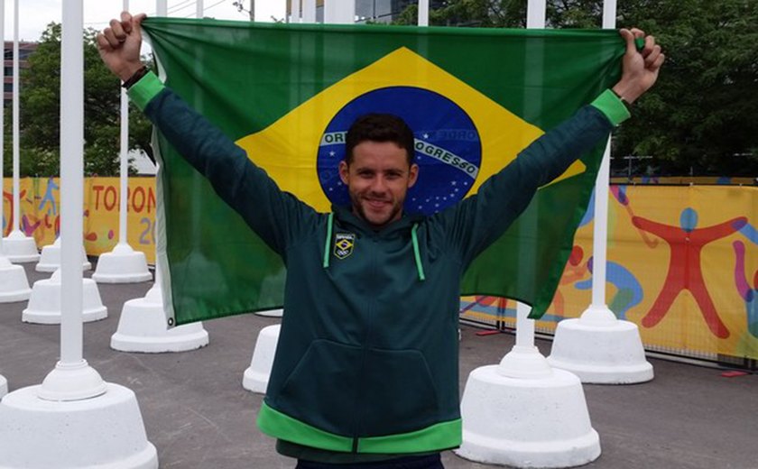 Porta-bandeira e gritos da mãe empurram Thiago Pereira rumo a recordes no Pan