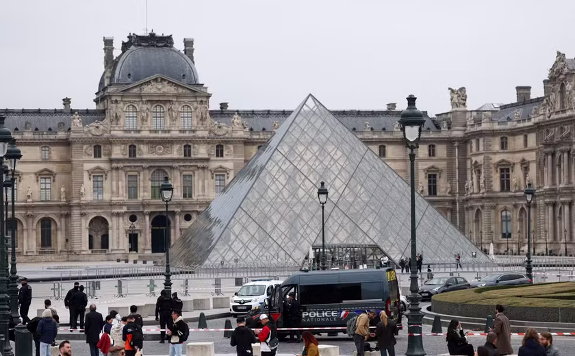 Criminosos roubam joias de Napoleão em assalto ao Museu do Louvre