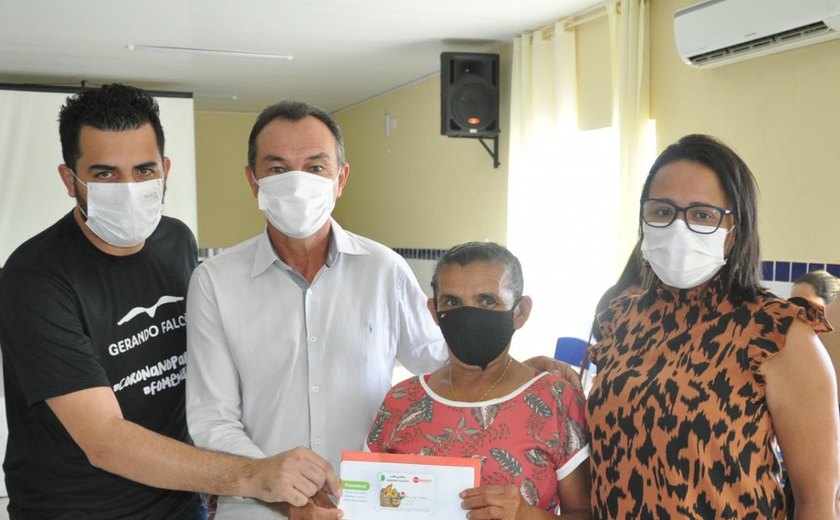 Assistência Social de Anadia, em parceria com o Instituto Girassol e Rede Gerando Falcões, distribui 550 cartões de vale alimentação