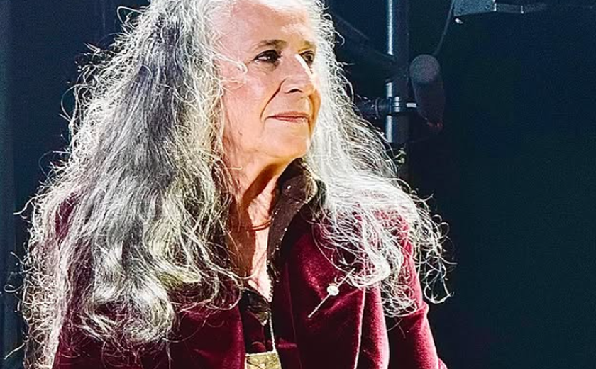Maria Bethânia interrompe show no Rio e reclama: 'Me respeitem! Não vou cantar com esse som'