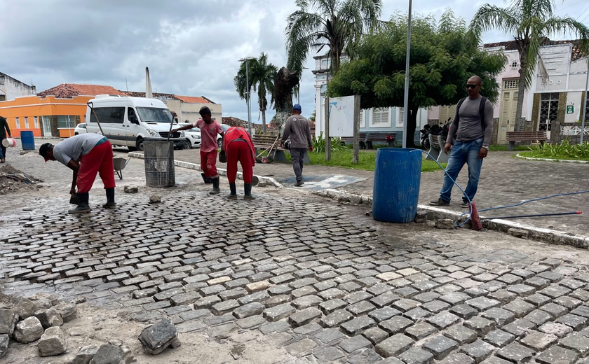 Operação tapa-buracos regulariza trechos de maior fluxo de veículos em Penedo