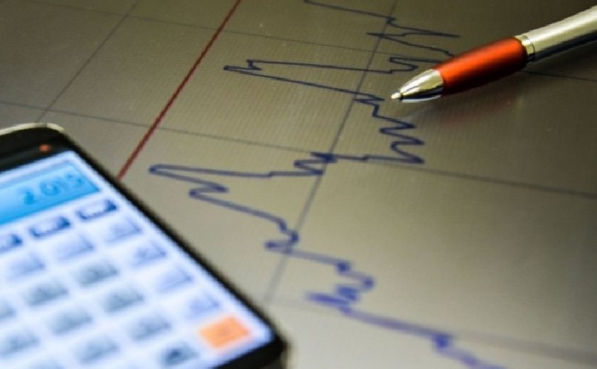 Juros ganham força com dólar e yields dos Treasuries antes de leilão do Tesouro