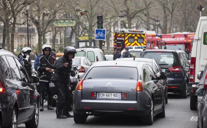Sobe número de mortos em ataque a jornal francês