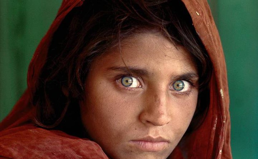 Afegã imortalizada ao estampar capa da ‘National Geographic’ é presa no Paquistão