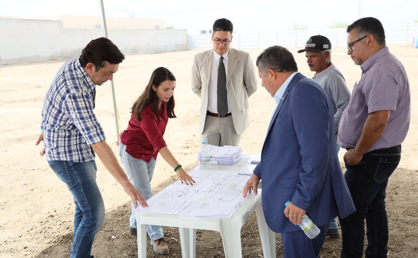 PGJ Márcio Roberto visita terreno onde será construída a sede do MPAL em Delmiro Gouveia