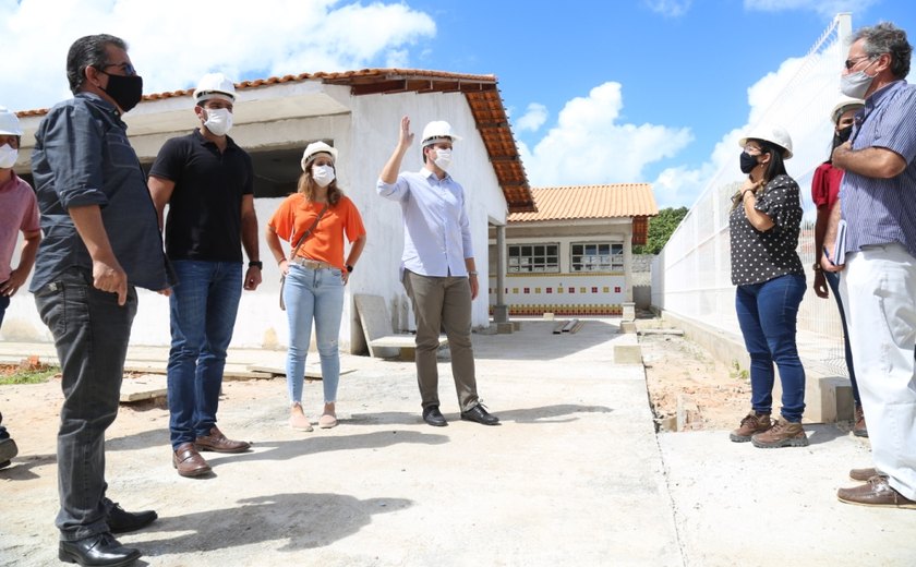Prefeito Cacau vistoria obra da escola do povoado Pedras e anuncia inauguração para o segundo semestre deste ano