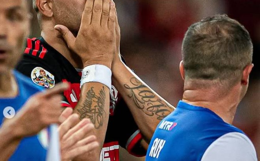 Adriano cai no choro com mensagem do pai feita por IA em jogo de despedida no Maracanã