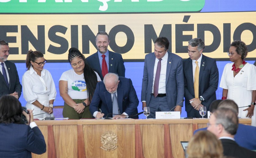 Inspirado no Cartão Escola 10 de Alagoas, Programa Pé-de-Meia é regulamentado por decreto presidencial