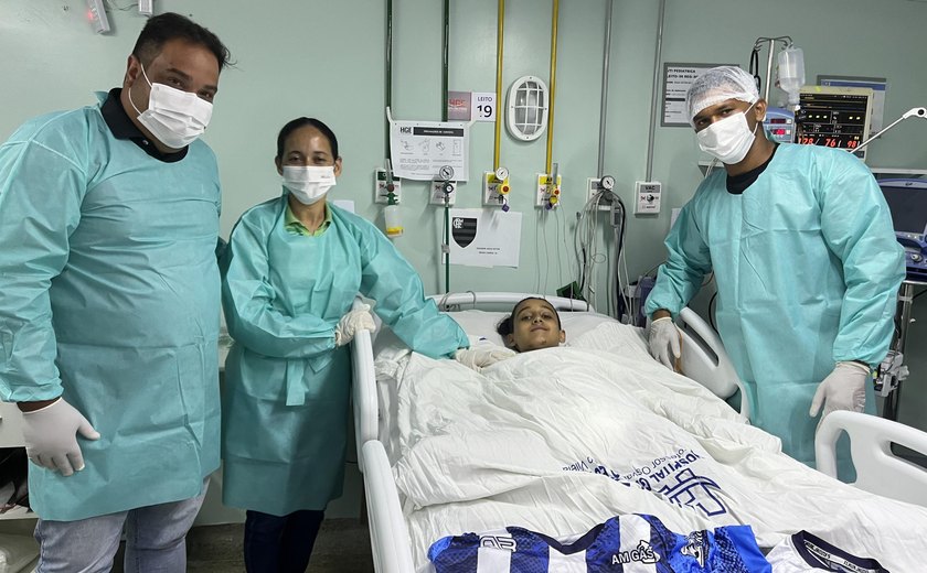 Criança internada na UTI Pediátrica do HGE ganha presente de jogador do CSA