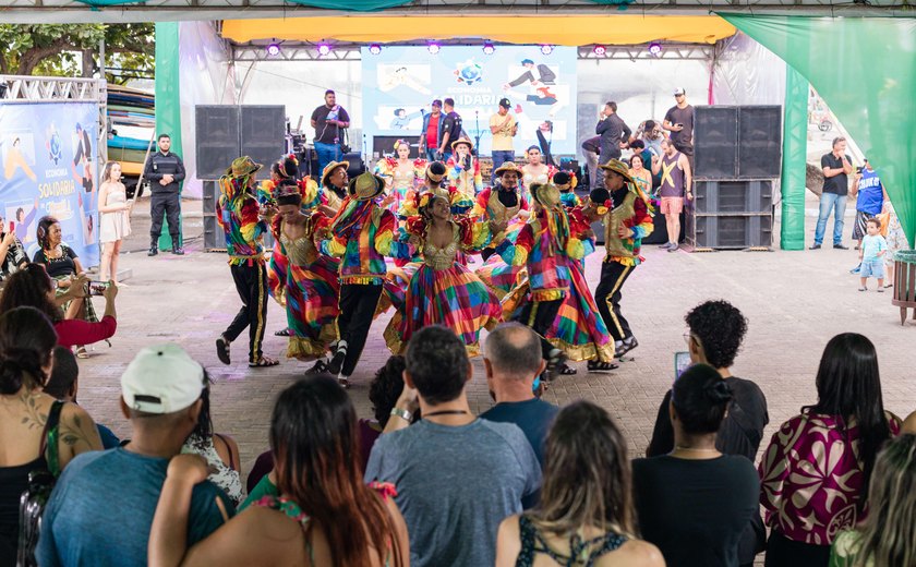 Primeiro dia de Forró Raiz leva alegria e cultura popular para orla de Maceió