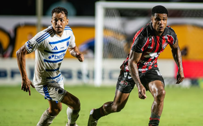 Jogador do Vitória sofre falta e deixa estádio de ambulância com fratura e ligamentos rompidos