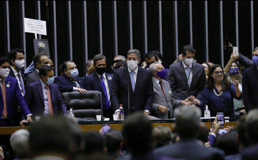 Arthur Lira é eleito presidente da Câmara com 302 votos
