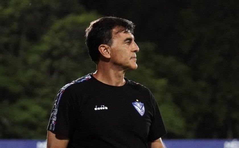 Na mira do Santos, Gustavo Quinteros está perto de renovar com Vélez, diz dirigente argentino