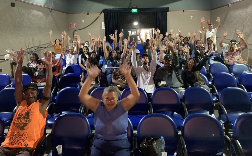 Usuários do Centro Pop se divertem em tarde de lazer no cinema