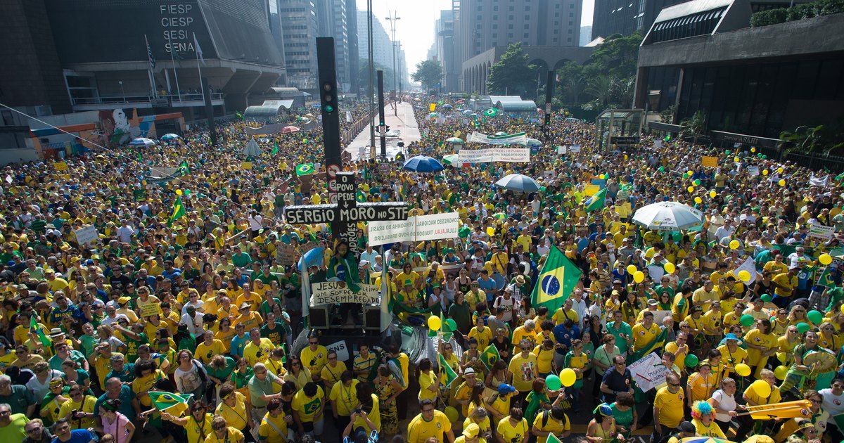 Apoiadores de Bolsonaro ocupam Avenida Paulista em ato convocado