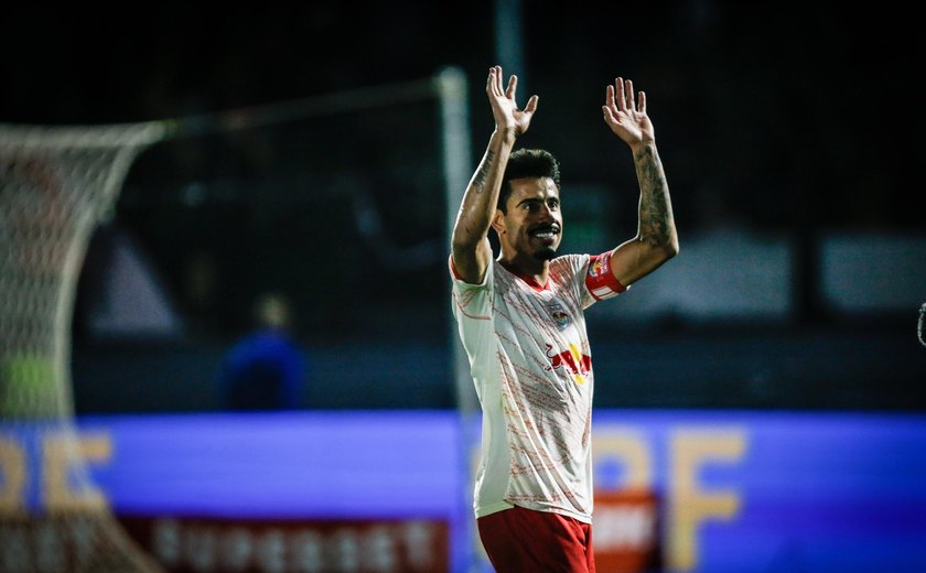 Red Bull Bragantino perde Cleiton expulso, mas segura Athletico-PR e se reabilita no Brasileiro