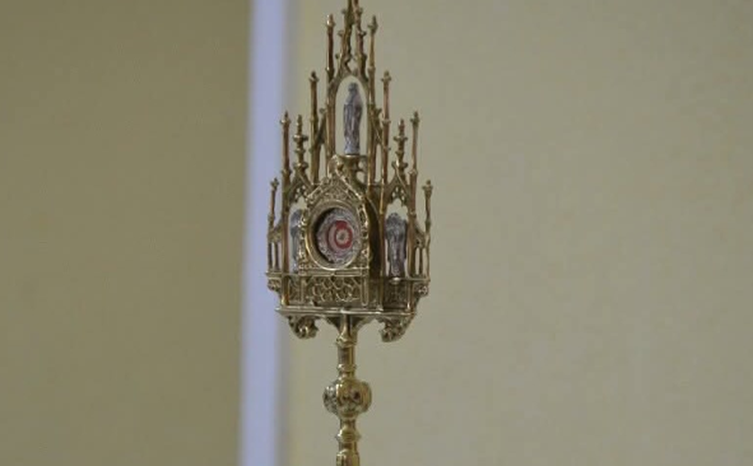 Relíquia de São Sebastião trazida de Roma é exposta para fiéis no litoral norte de SP