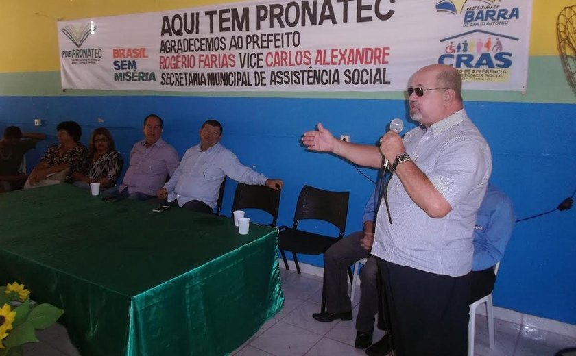 Prefeito entrega certificados de conclusão de curso do Pronatec na Barra de Santo Antônio