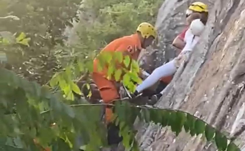 Bombeiros Militares resgatam vítima na Serra da Onça, em Mata Grande