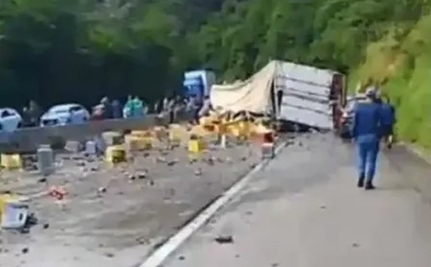 Tombamento de carreta bloqueia trecho da BR-101 em Flexeiras