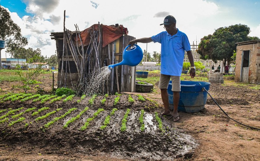 Pequenos agricultores da Associação Agroecológica de Coruripe são beneficiados com kits de ferramentas e equipamentos