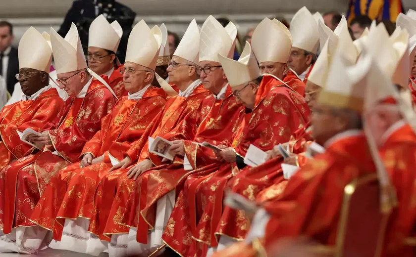 O que acontece logo após o papa ser eleito no conclave?