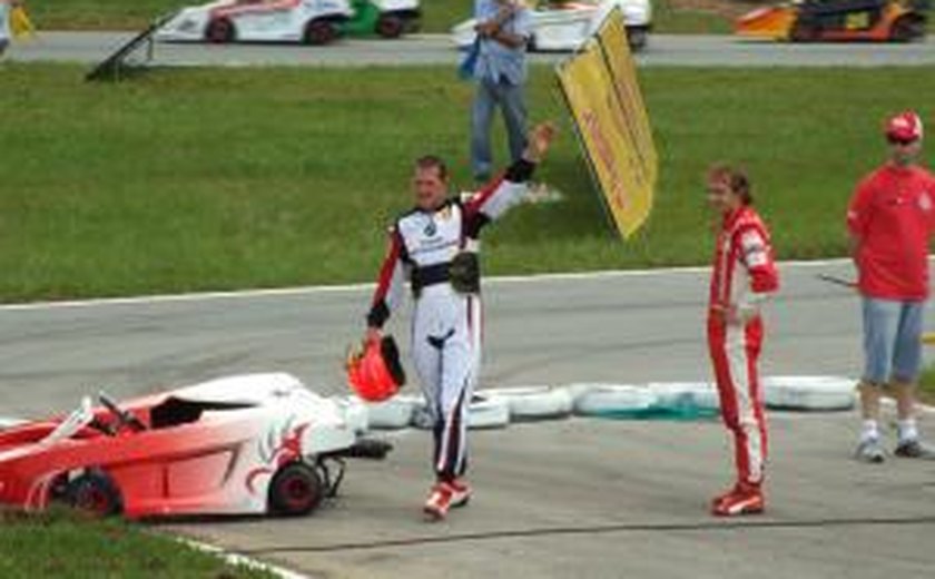 Michael Schumacher continua em &#8220;estado crítico mas estável&#8221;